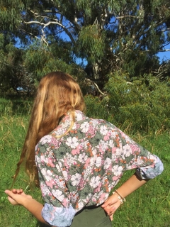 Camisa FLORES verde - Puntos en el espacio