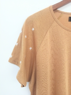 Remera ESTRELLA camel - comprar online