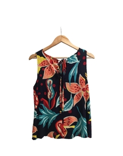 Blusa MARU flor fondo azul - comprar online