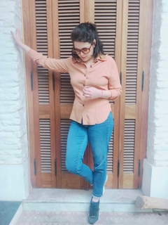 Camisa VIVOS tostado en internet