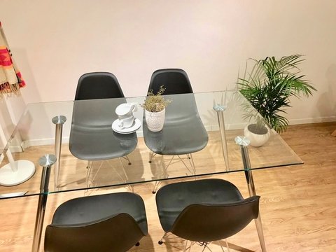 Mesa de Vidrio 140x80 + 4 Sillas Eames Eiffel