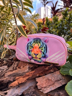 COSMETIQUERA LEON ROSADO CAMUFLADO - comprar online