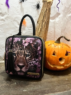 BOLSO CUADRADO EN CUERO TIGRE FLORES on internet