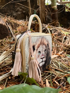 BOLSO CUADRADO LEON DORADO GAIA - ALMAMOR