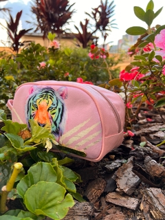 COSMETIQUERA LEON ROSADO CAMUFLADO
