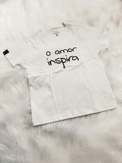 Camiseta infantil O amor inspira
