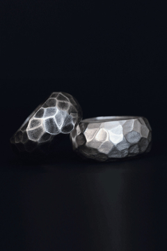 ANILLO FACETADO. PLATA 925 CON OXIDACION - comprar online