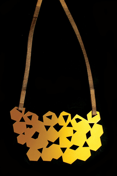 COLLAR GEOMETRICO DORADO ACRILICO