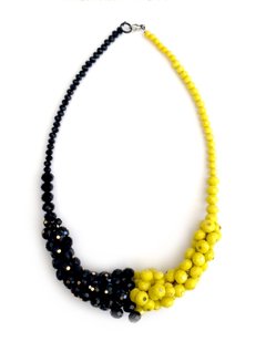 COLLAR FESTIVA. CRISTALES CHECOS AMARILLO Y NEGRO