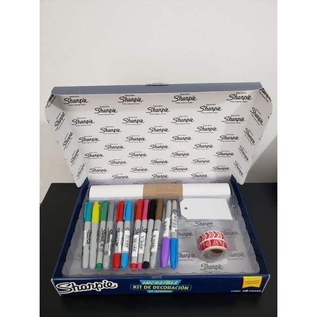 https://d2r9epyceweg5n.cloudfront.net/stores/849/640/products/kit-de-decoracion-de-regalos-marcadores-sharpie-18-piezas_iz1113614811xvzxxpz2xfz292583150-539269825-2-jpgxsz292583150xim1-1c05ca33a3caefe90915870493270889-640-01-3bb727d6822826e33615894849952816-1024-1024.jpg