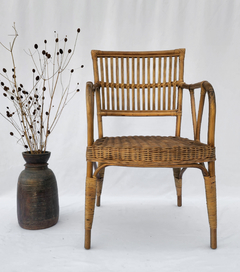 MUE139 - Silla de ratán con apoya brazos y asiento tejido - 58cm Ancho - 60cm Prof - 47cm Alt. Asiento - 96cm Alt. Respaldo