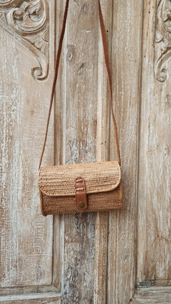 ACC075- Cartera de ratan forrada en algodon tira de cuero 20x12x8cm