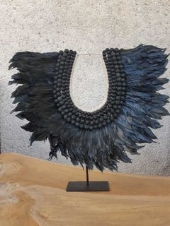 DEL076- Collar de plumas negro en pedestal