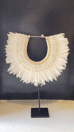 DEL076b - Collar caracol y plumas en pedestal negro
