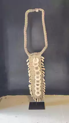 DEL108 - Collar kapis en pedestal