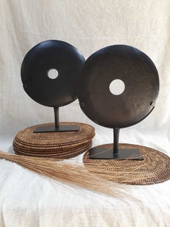 DEL110- Piedra negra pulida en pedestal 40cm Grande