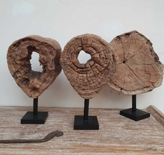 DEL126- Ruedas de teca antiguas en pedestal 28x42cmH aprox