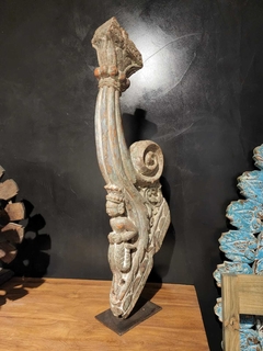 DEL157- Talla de madera en pedestal 75cmh