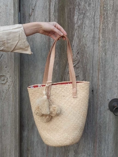 ACC058-Bolso esterilla de ratan con pompón - comprar online