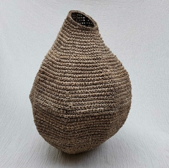 FIB009- Cesto amorfo de fibra natural 50x65cm H aprox