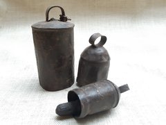 (INDI18053) Cencerro de hierro antiguo.