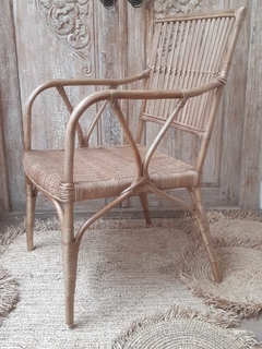 MUE139 - Silla de ratán con apoya brazos y asiento tejido - 58cm Ancho - 60cm Prof - 47cm Alt. Asiento - 96cm Alt. Respaldo - Mirador