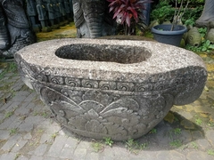 PIE217- Pote de piedra Peluca Inglesa 1mx56cm H