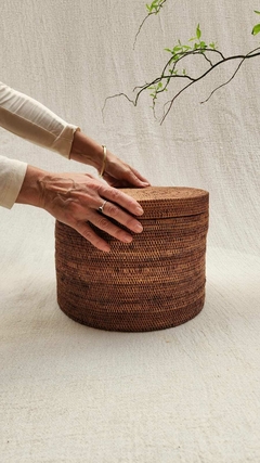 RRR090- Cesto redondo de ratan Halus con tapa 30x22cmH - comprar online