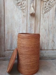 RRR092- Cesto de ratan Halus con tapa 30x50cm de altura - comprar online