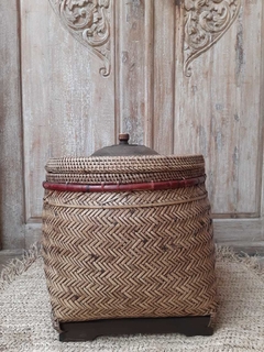 RRR268M- Cesto de bambu y ratan base y detalles en madera con tapa 45x40cmH