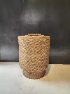 RRR463-Cesto de ratan con tapa y base 48x62cmh