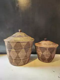 RRR366- Cesto de ratan triaangular con tapa dibujo rombos 47x34cmh