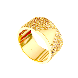Anel luxo dourado cravejado com cristais translúcidos com triângulo liso folheado em Ouro 18k