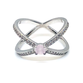 Anel de prata cruzado com zirconias brancas cravejadas e ponto de cristal rosa quartzo