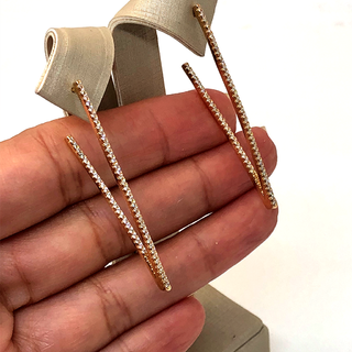 Brinco argola em forma de triângulo com micro zirconias cravejadas folheado em ouro 18k