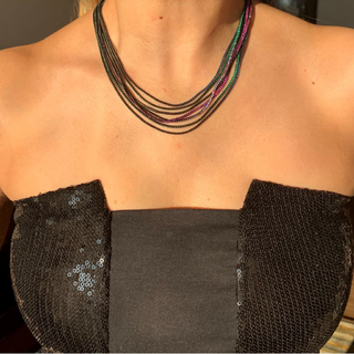 Colar folheado em ródio negro com seis fios de cristais coloridos - comprar online