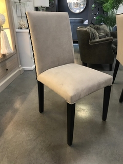 SILLA VESTIDA PANA GRIS CON VIVOS NEGROS