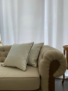 ALMOHADON GRIS PANA CON VIVOS en internet
