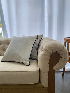 ALMOHADON GRIS PANA CON VIVOS