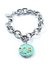 Pulsera con dije flor en dorado con fondo celeste acero
