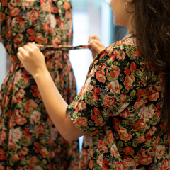 CAMISERO NEGRO Y ROSAS - comprar online