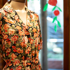CAMISERO NEGRO Y ROSAS
