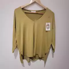 Remera Tesla escote en V en internet