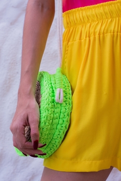 Bolsa Hibiscus com palha - Bolsas artesanais, peças handmade desenvolvidas pela Trapilho Chic