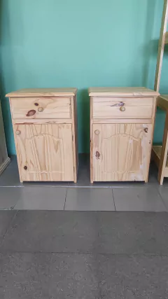 Mesa de luz de pino linea clásica