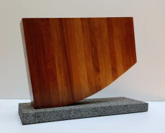 34,5 x 47 x 7 cm, Escultura en madera ensamblada base piedra en internet