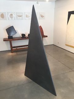205 x 120 x 44 cm, Escultura de madera y plomo ensamblados