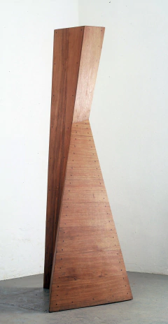 235 x 100 x 72 cm - Madera ensamblada