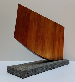 34,5 x 47 x 7 cm, Escultura en madera ensamblada base piedra