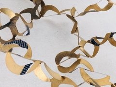 RAPELA - Enredadera chapa de hierro, dorada, con palabras - OTTO Galería